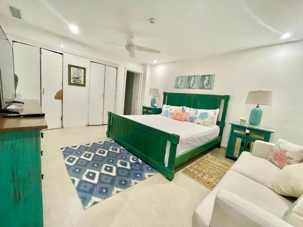 Postel nebo postele na pokoji v ubytování 2 Bedroom At The Marbella Towers Beachfront