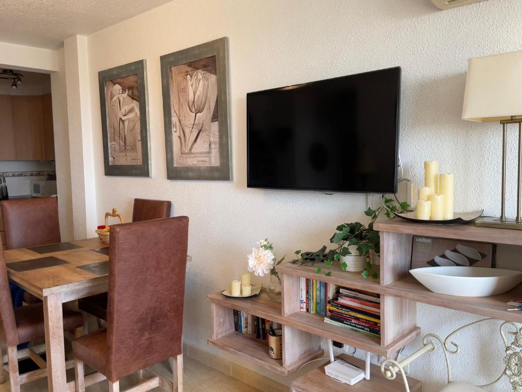 TV a/nebo společenská místnost v ubytování Casa Luna - Sea view apartment Bolnuevo