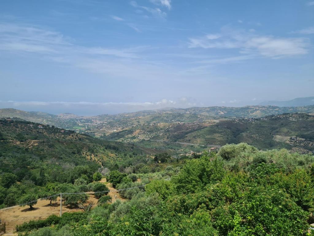 vistas a un valle con árboles y montañas en B&B Il borgo incantato, en Laureana Cilento