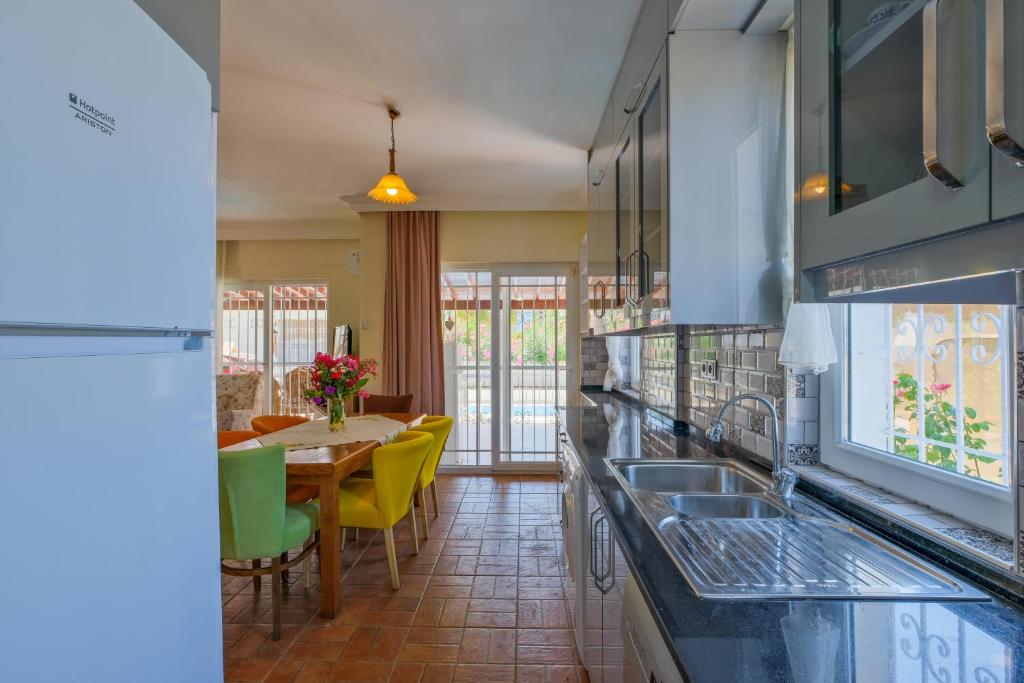 Kuchyň nebo kuchyňský kout v ubytování Infinity Sunshine Villa