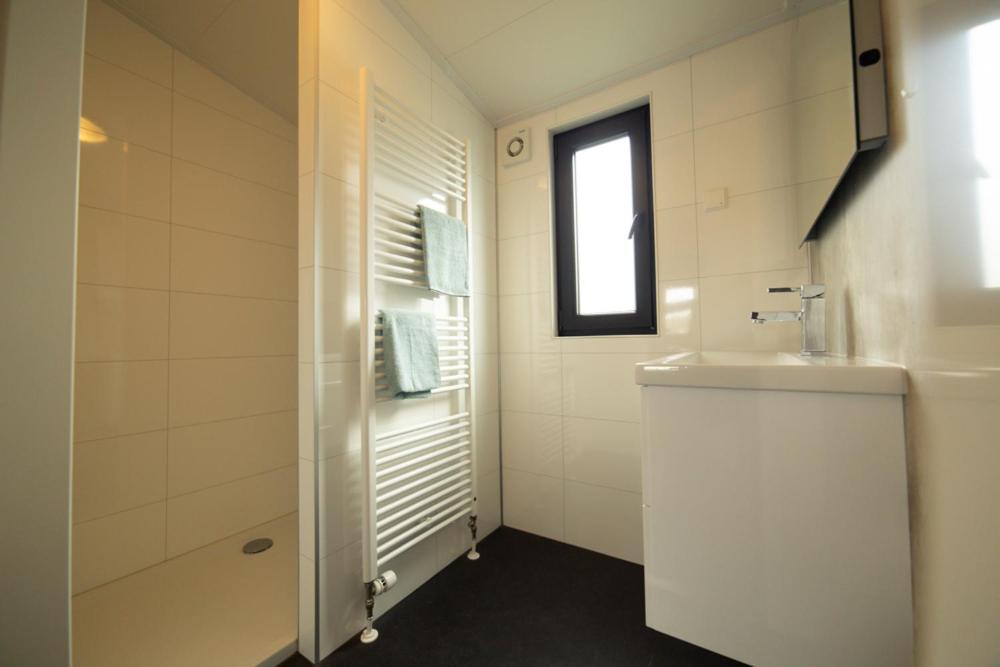 Recreatiepark Jachthaven De Veerstal Lathum - Luxe Chalet - Three-Bedroom Chalet