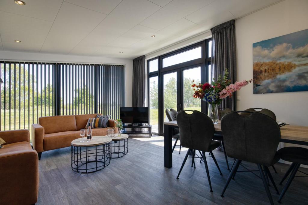 Recreatiepark Jachthaven De Veerstal Lathum - Luxe Chalet - Three-Bedroom Chalet