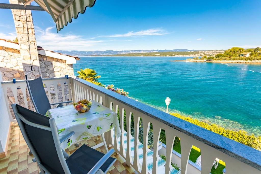 d'un balcon avec une table et une vue sur l'eau. dans l'établissement Apartments Dinka Vantačići, à Malinska