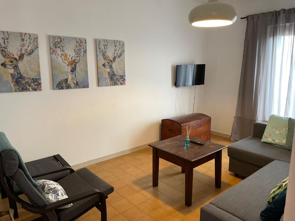 Televízia a/alebo spoločenská miestnosť v ubytovaní B&B La Loccaia