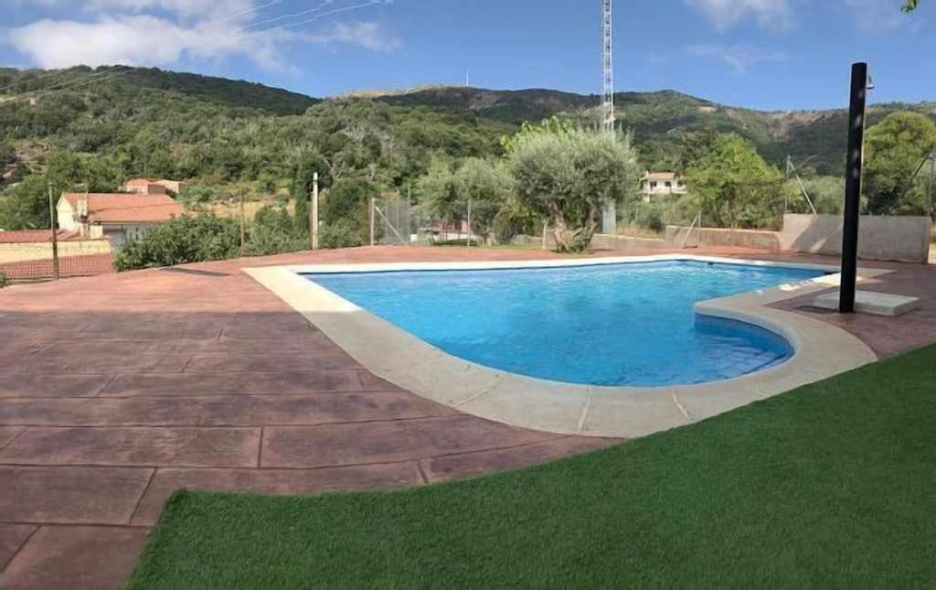 a swimming pool in the middle of a yard at Casa Rural El Batán Casa rural 37 personas in Toledo