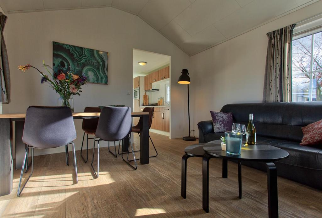 Recreatiepark Jachthaven De Veerstal Lathum - Luxe Chalet - Two-Bedroom Chalet