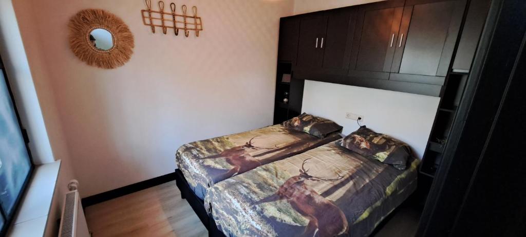 Tempat tidur dalam kamar di Knusse Bungalow Otterlo Veluwe