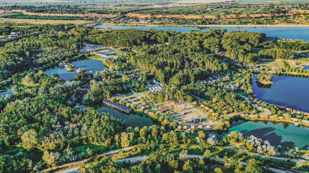 - une vue aérienne sur un complexe au bord d'un lac dans l'établissement Zaga Zaga Sat, à Tecuci