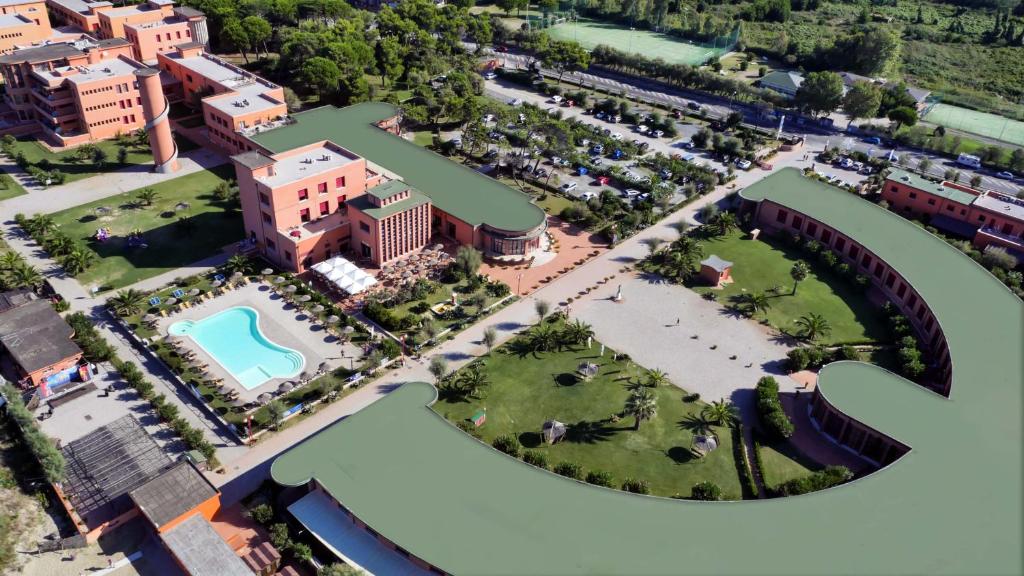 Toscana Sport Resort في تيرّينيا: اطلالة جوية على منتجع مع مسبح