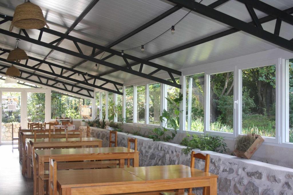 Reštaurácia alebo iné gastronomické zariadenie v ubytovaní Riera dAgres relax rural grupos