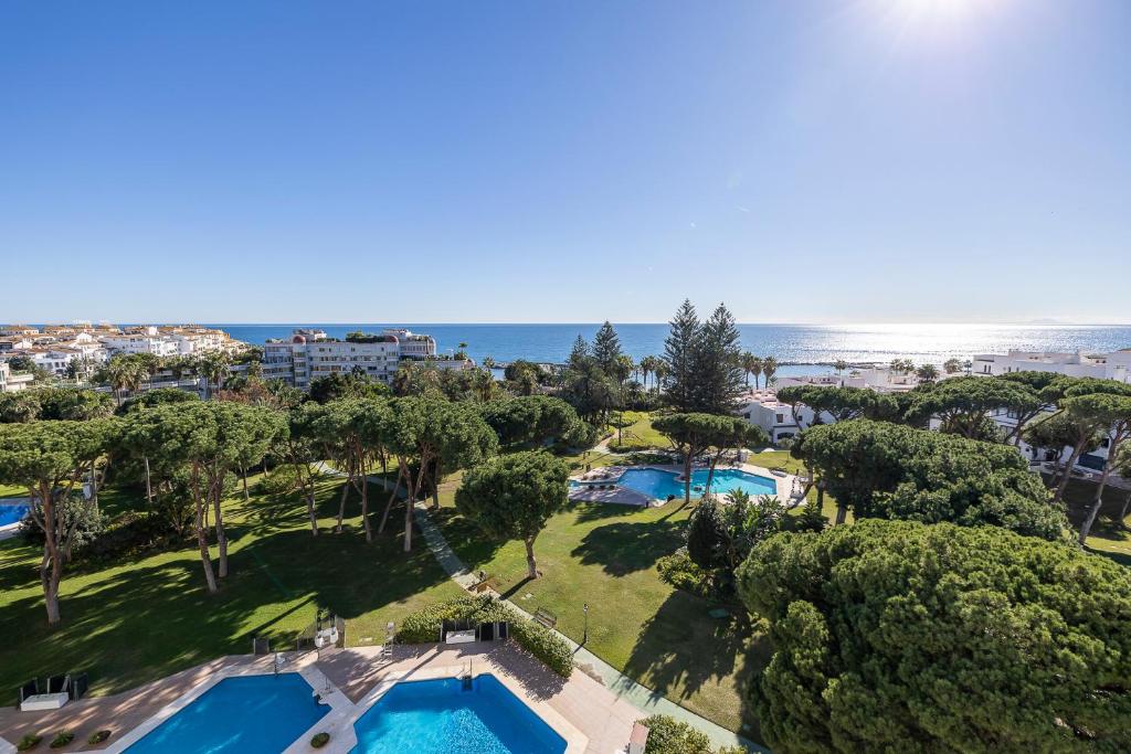 Bazén v ubytovaní Stylish Sea view apartment in Playas del Duque alebo v jeho blízkosti