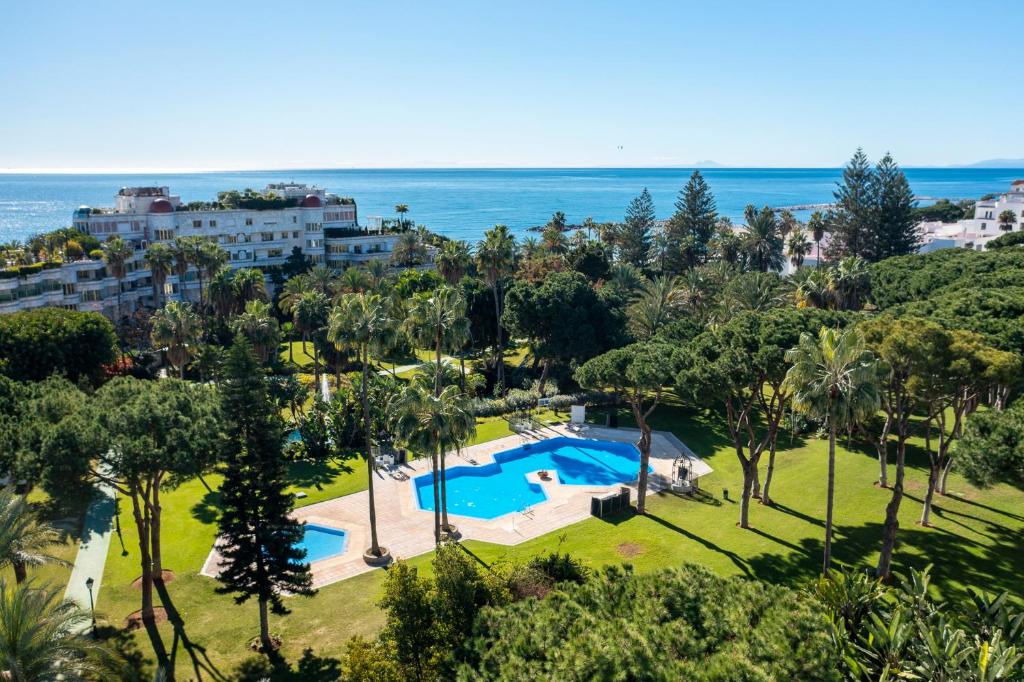 Bazén v ubytovaní Stylish Sea view apartment in Playas del Duque alebo v jeho blízkosti