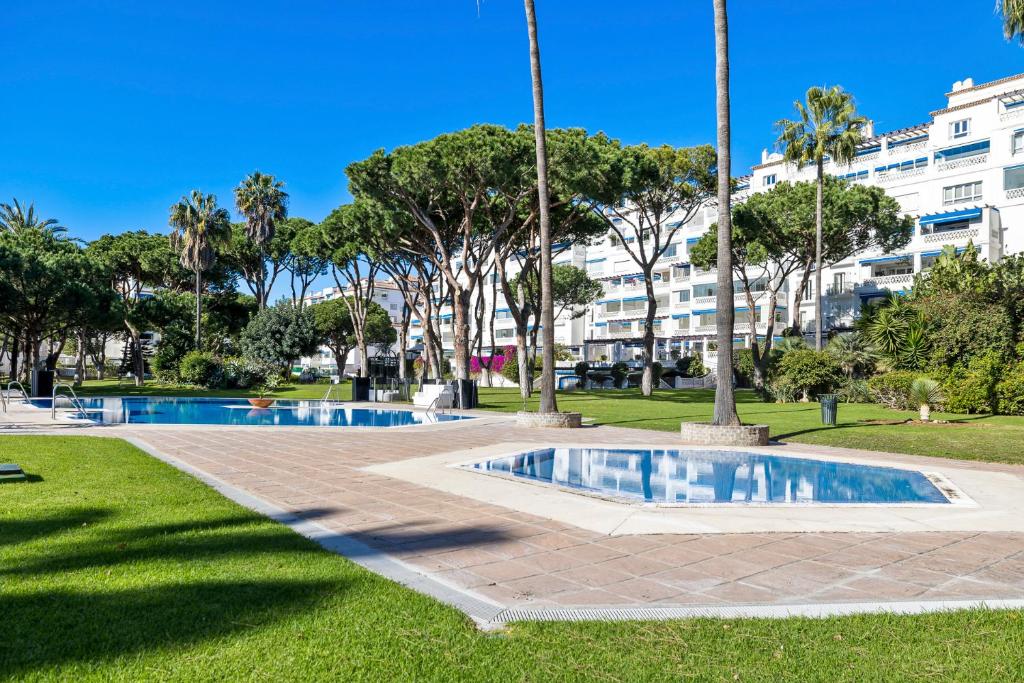 Bazén v ubytovaní Stylish Sea view apartment in Playas del Duque alebo v jeho blízkosti