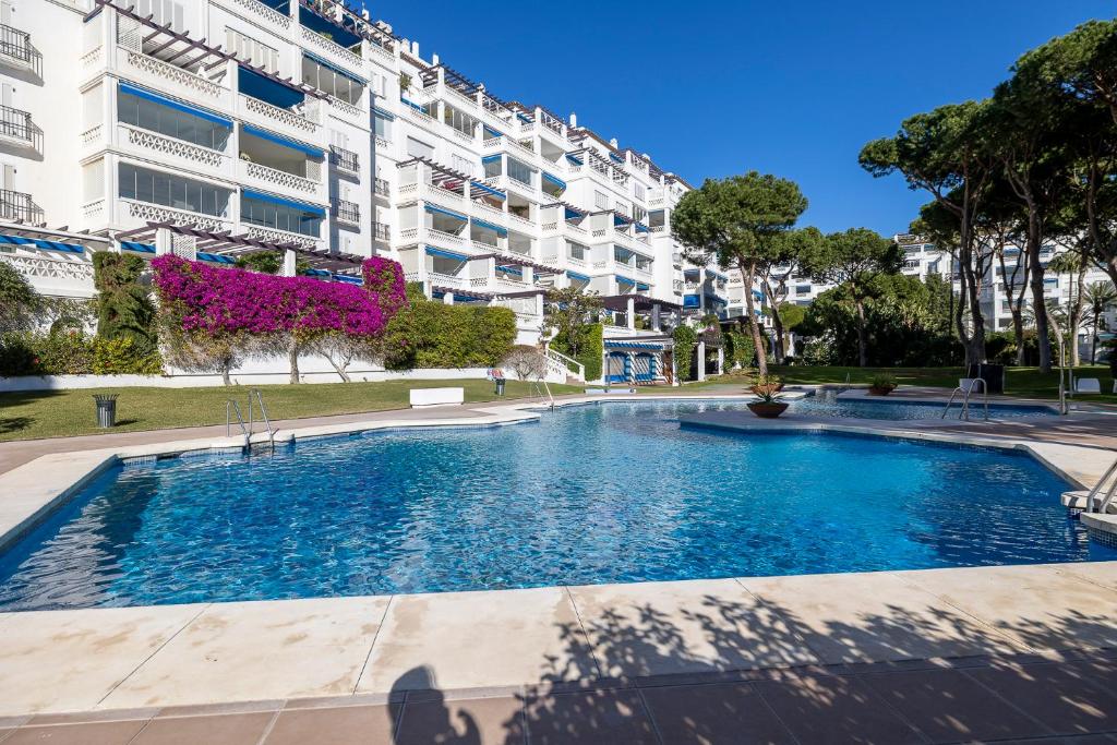 Bazén v ubytovaní Stylish Sea view apartment in Playas del Duque alebo v jeho blízkosti