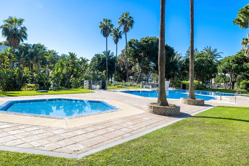 Bazén v ubytovaní Stylish Sea view apartment in Playas del Duque alebo v jeho blízkosti