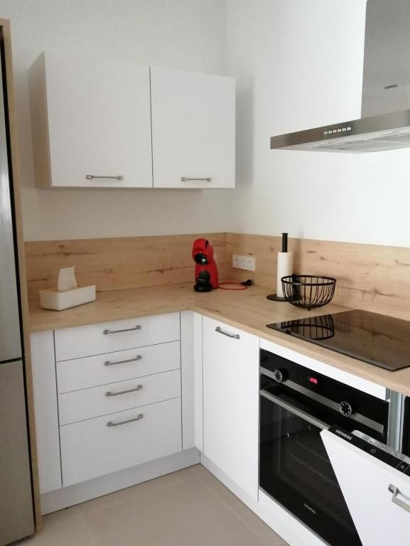 Kuchyňa alebo kuchynka v ubytovaní Prachtig gelijkvloers appartement met verwarmd zwembad & fitness