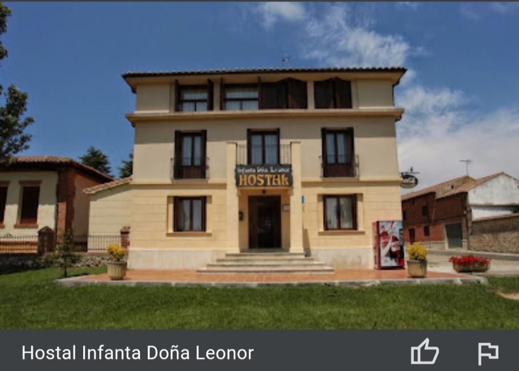 Um edifício com um cartaz que diz "Hospital Indiana Batatas League" em Hostal Infanta Doña Leonor em Palencia