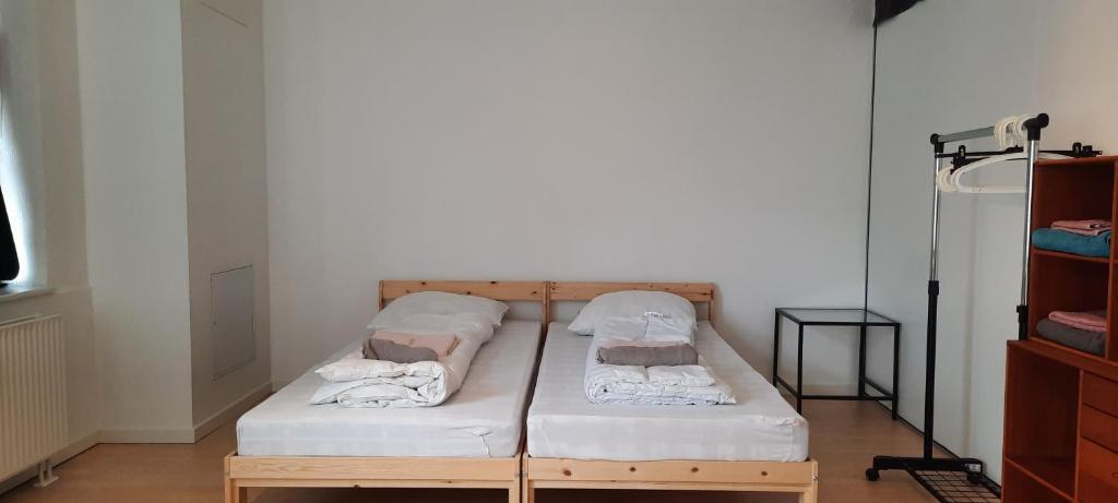 een bank met twee kussens in een kamer bij Private Room in a shared apartment in Odense