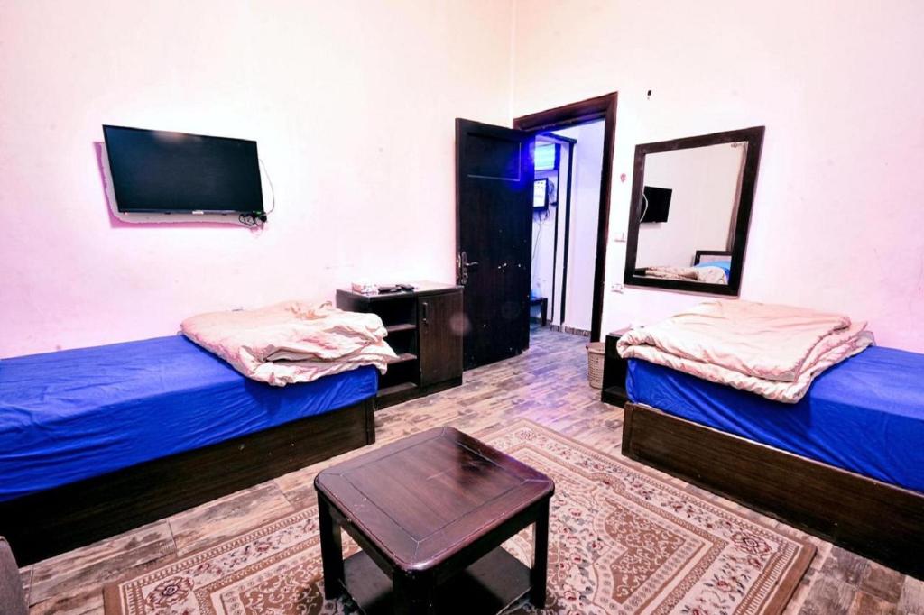 a bedroom with two twin beds and a mirror at Appartment down town in Cairo