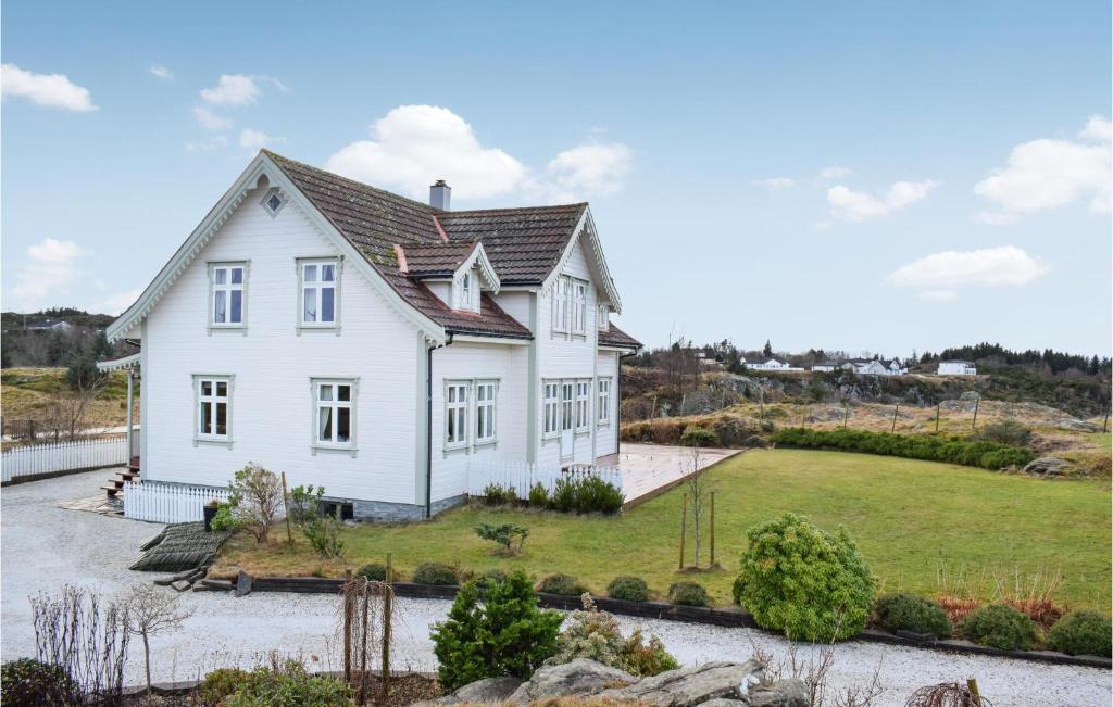 Taman di luar 4 Bedroom Nice Home In Bekkjarvik