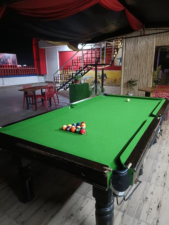 Biliár nebo kulečník v ubytování Hotel Kanishkka Inn