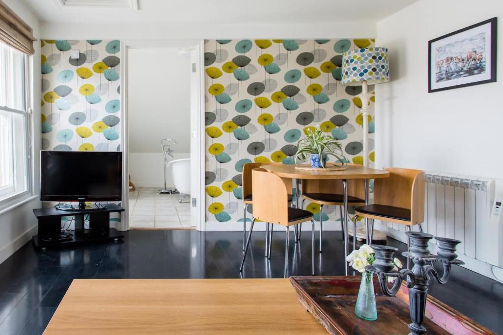 Μια τηλεόραση ή/και κέντρο ψυχαγωγίας στο Stylish loft apartment moments from beach by Whitstable-Holidays, Bowline