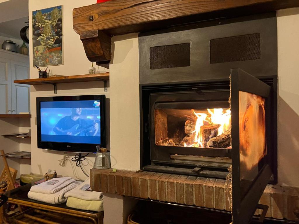 Telewizja i/lub zestaw kina domowego w obiekcie I Rosai appartamento sulle colline fiorentine