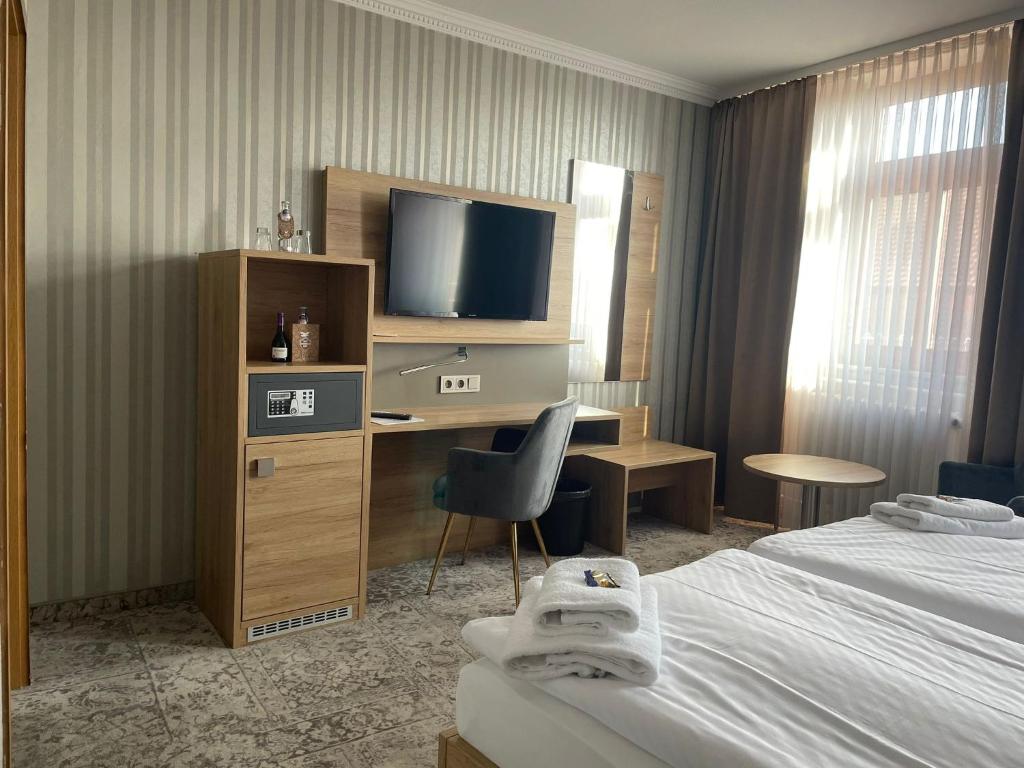 TV a/nebo společenská místnost v ubytování Hotel Schwarzer Adler Tangermünde