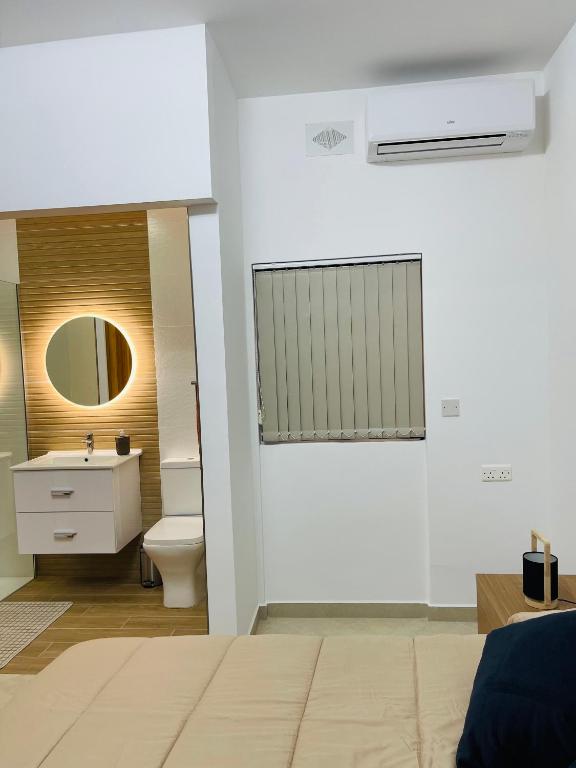 Postel nebo postele na pokoji v ubytování New, Modern Ground Floor Apartment with Pool