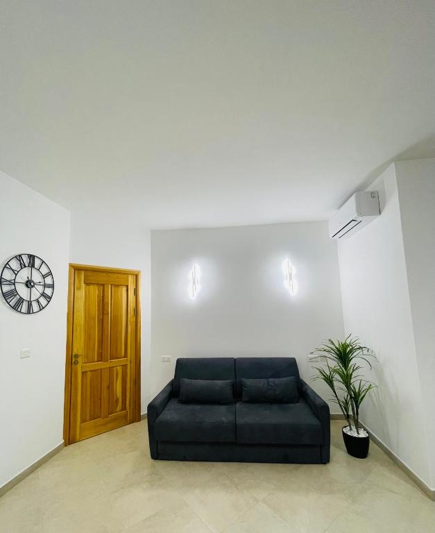 Posezení v ubytování New, Modern Ground Floor Apartment with Pool