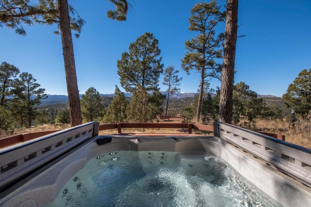 Blue Lake Lodge, 7 Bedrooms, Sleeps 18, Pet Friendly, Hot Tub, Views