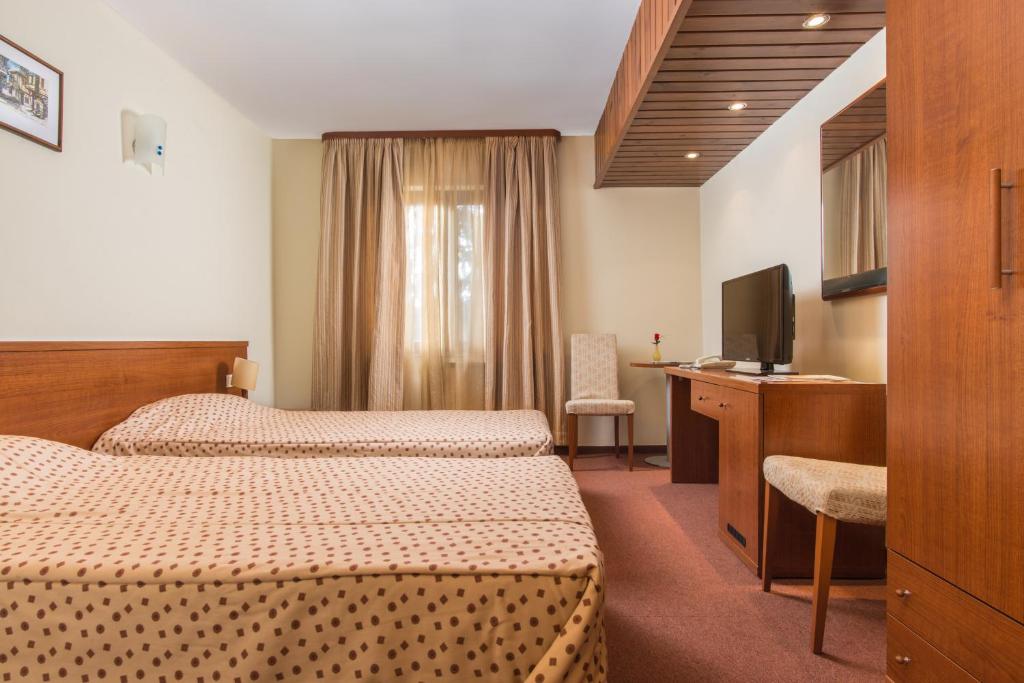 Postel nebo postele na pokoji v ubytování Hotel Pirin