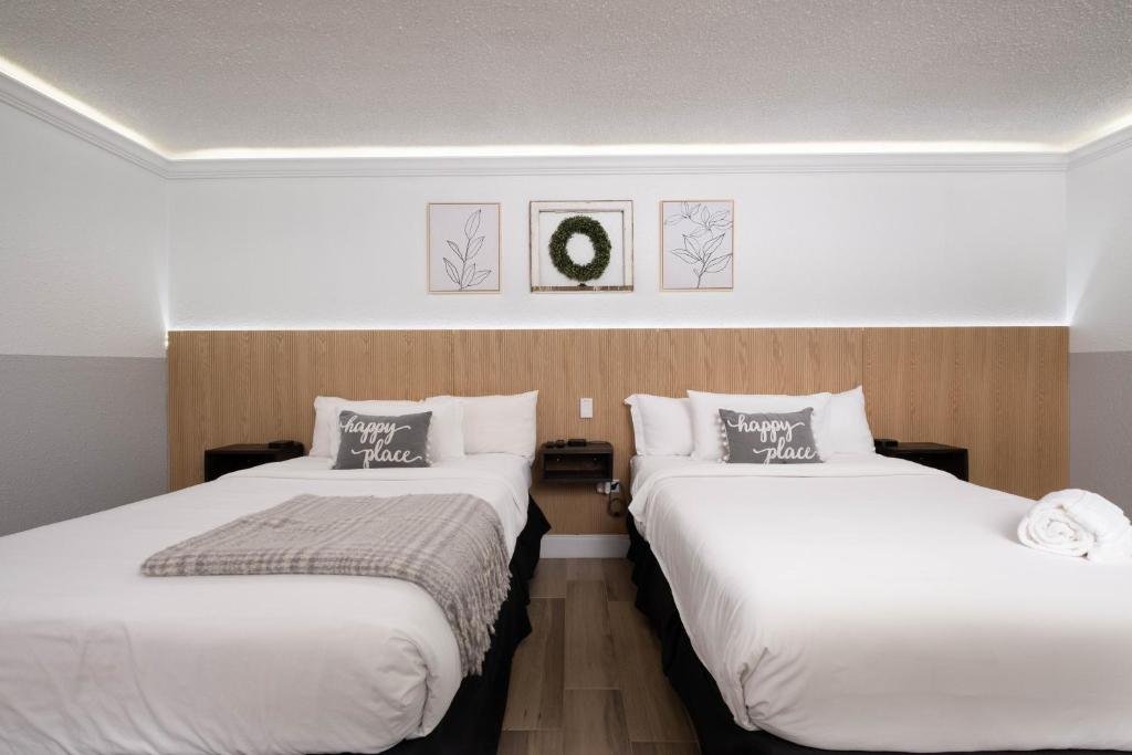 Postel nebo postele na pokoji v ubytování Cactus Cove Inn and Suites