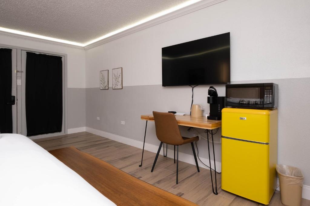 TV a/nebo společenská místnost v ubytování Cactus Cove Inn and Suites