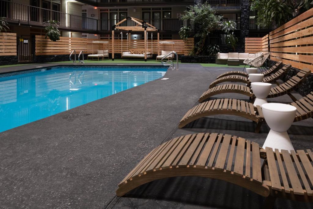 Bazén v ubytování Cactus Cove Inn and Suites nebo v jeho okolí