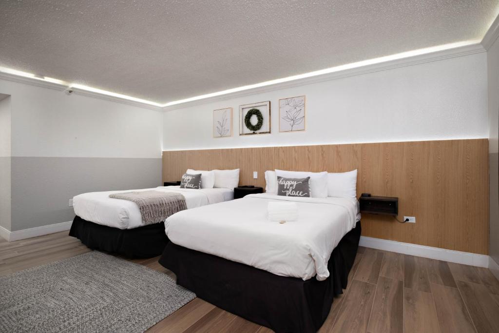 een hotelkamer met 2 bedden en een tapijt bij The Westerner - Extended Stay in Amarillo