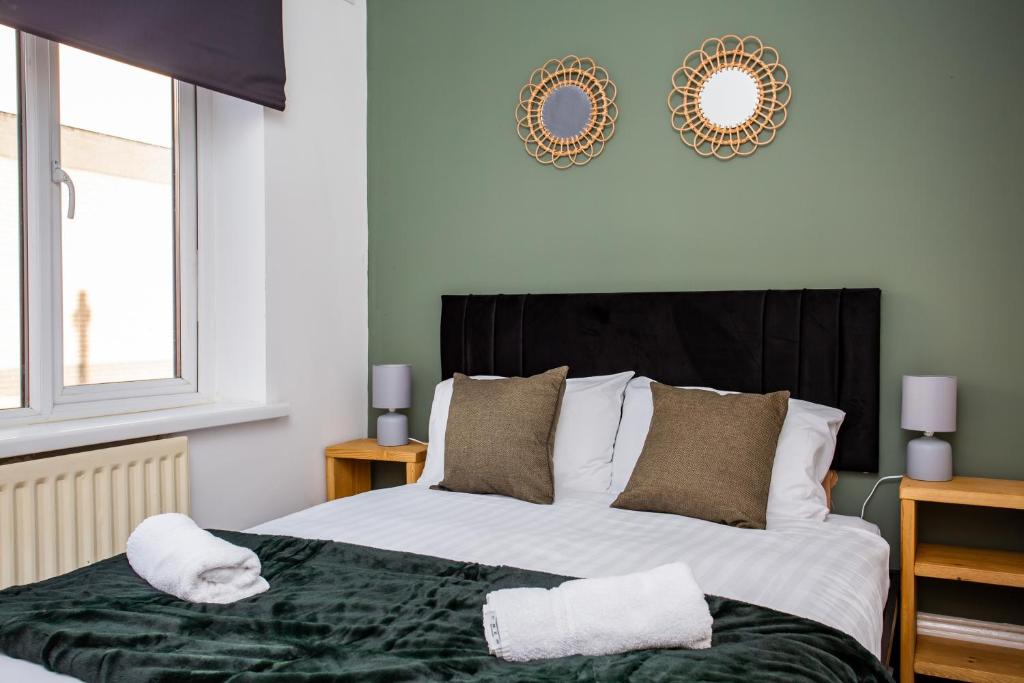 1 dormitorio con 1 cama grande con manta verde en Roberts House by #ShortStaysAway, en Blythe