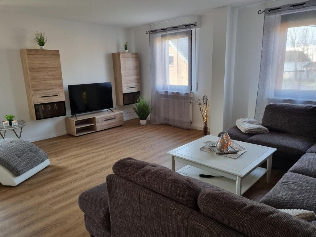 uma sala de estar com um sofá e uma mesa em Ferienwohnung Irina em Zülpich