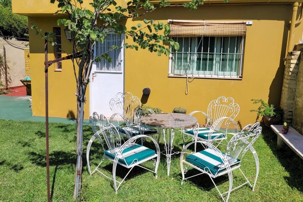 una mesa y sillas en un patio junto a un edificio en Departamento con kitchenet. Entrada independiente. en Córdoba