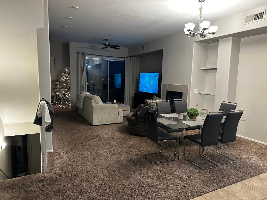 a living room with a table and chairs and a television at Westgate 3 bedroom in Glendale
