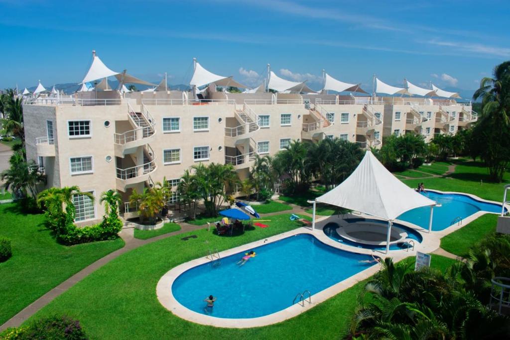 - une vue aérienne sur un grand complexe d'appartements avec une piscine dans l'établissement Catana N12, à Acapulco