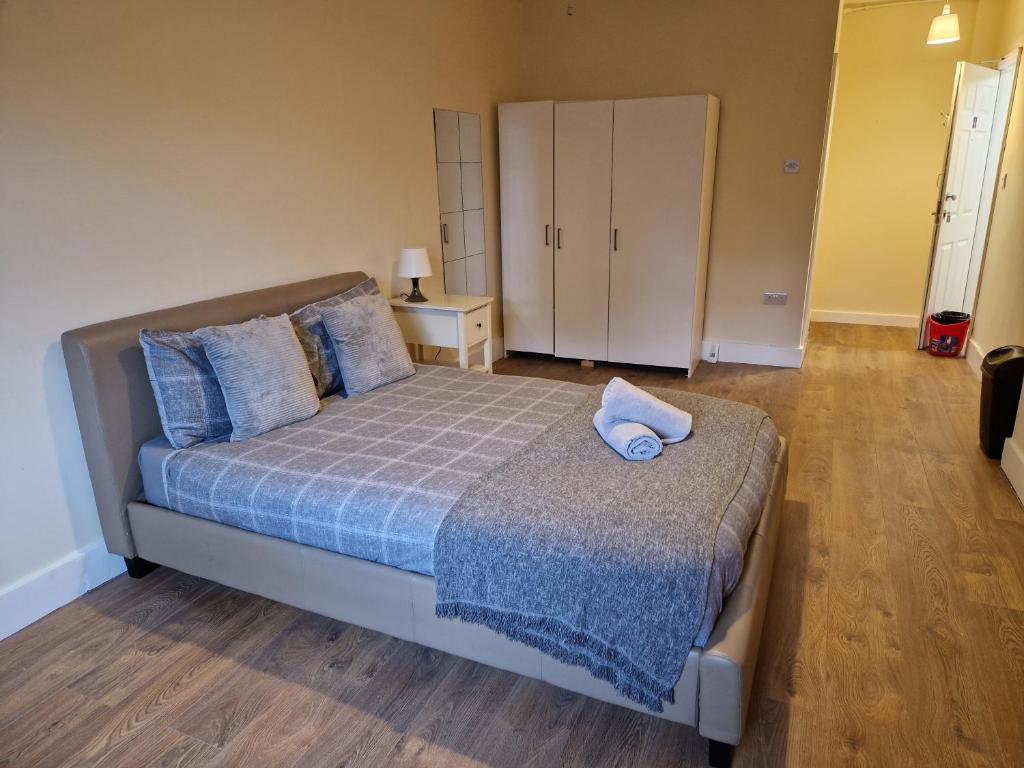 Affordable Rooms in shared flat, London Bridge في لندن: غرفة نوم مع سرير مع لحاف أزرق