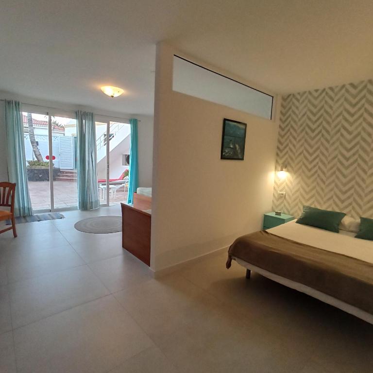 Posteľ alebo postele v izbe v ubytovaní Villa Punta Negra HEATED POOL tenerifesummervillas