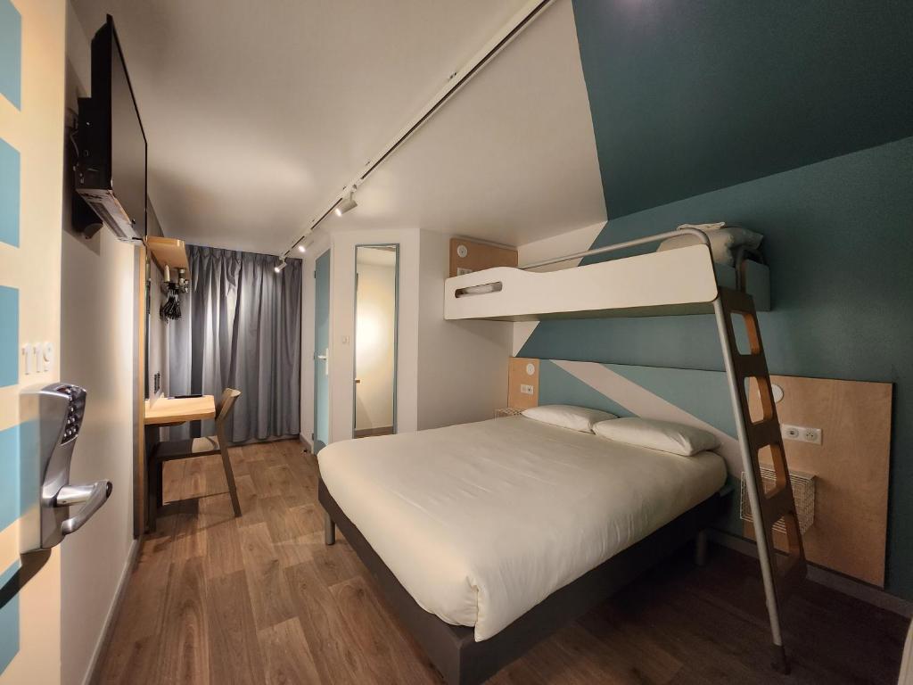 une chambre avec un lit superposé avec une échelle dans l'établissement ibis budget Chambourcy Saint Germain, à Chambourcy