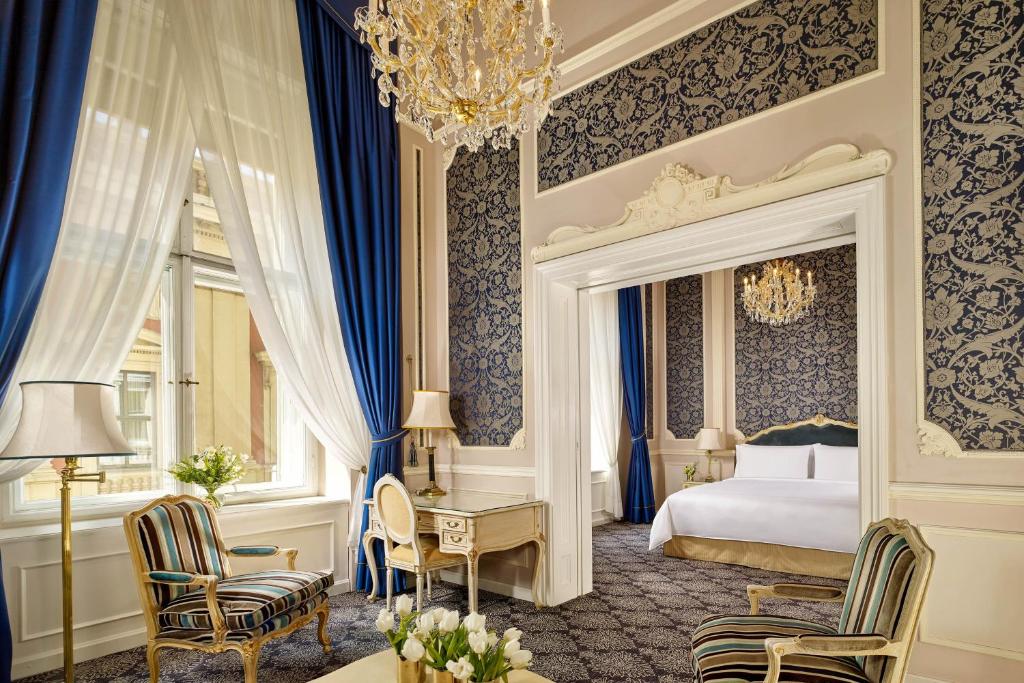 Voodi või voodid majutusasutuse Hotel Imperial, a Luxury Collection Hotel, Vienna toas