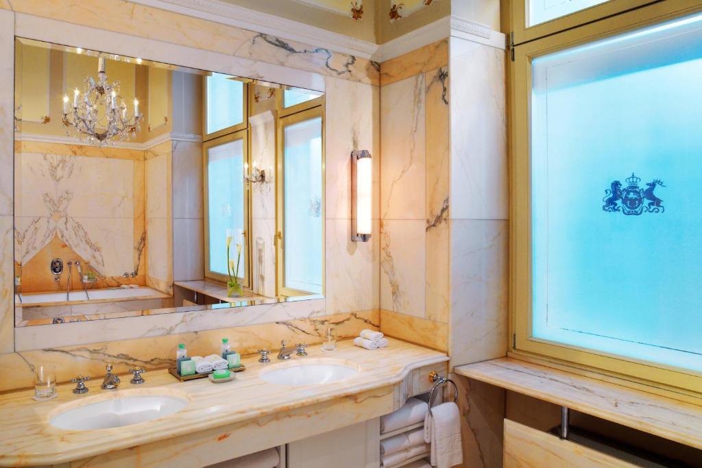 Vannituba majutusasutuses Hotel Imperial, a Luxury Collection Hotel, Vienna