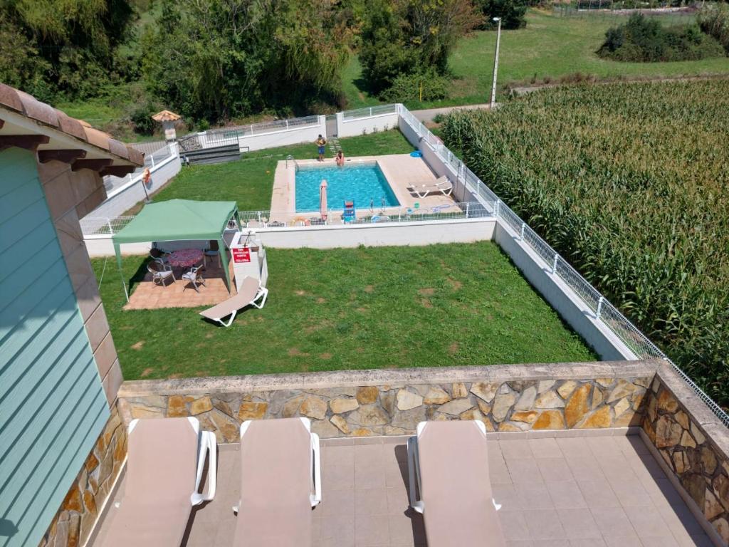 Bazén v ubytovaní Apartamentos Turísticos el Pontón alebo v jeho blízkosti