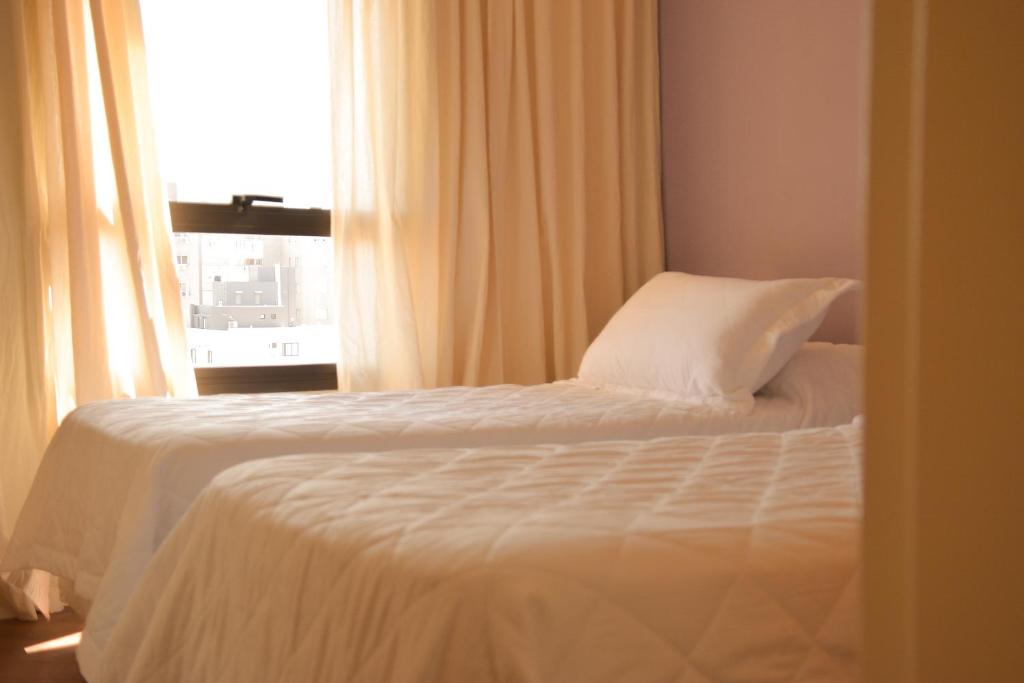 1 dormitorio con cama y ventana en Departamento en Nueva Córdoba en Córdoba