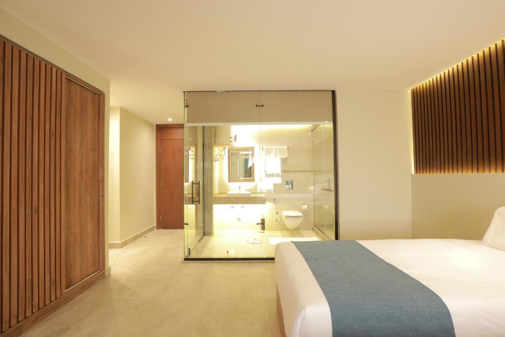 Llit o llits en una habitació de Pyramid Front Hotel