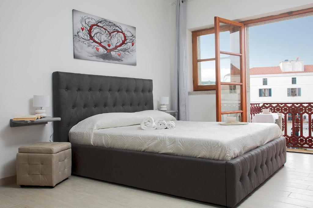 1 dormitorio con 1 cama con 2 toallas en Romeo and Juliet Affittacamere, en Santa Teresa Gallura